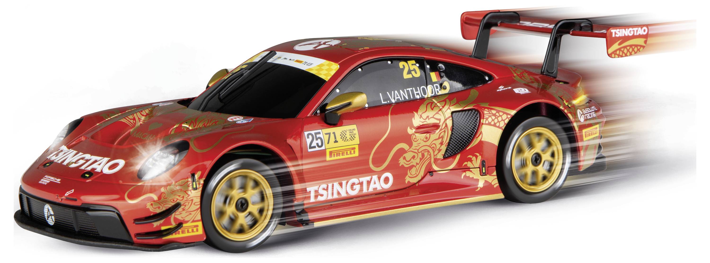 Voiture de course Tsingtao rouge avec le numéro 25 et des graphiques de flammes jaunes, présentée en accélération avec un effet de flou de mouvement.