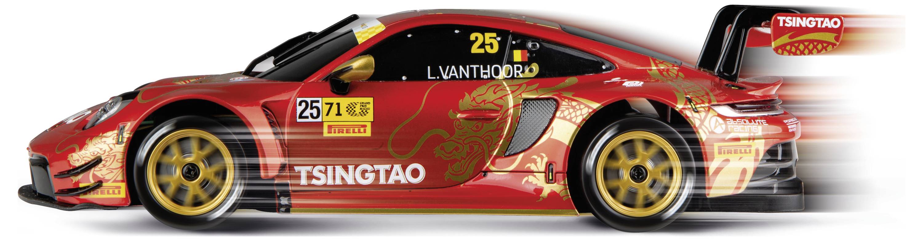 Voiture de course rouge avec la marque Tsingtao et le numéro 25 sur le côté, présentée en mouvement avec un flou de mouvement.