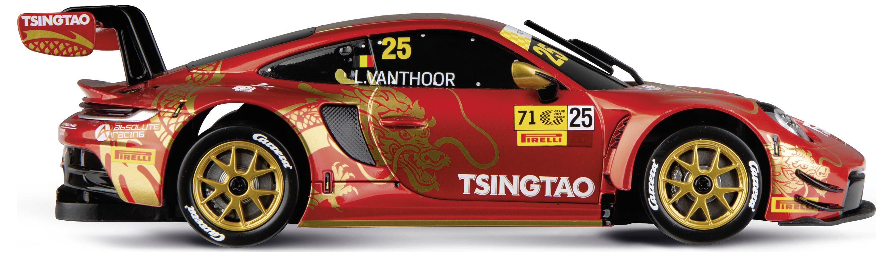 Voiture de course Tsingtao rouge et jaune, numéro 25, vue de côté sur fond blanc.