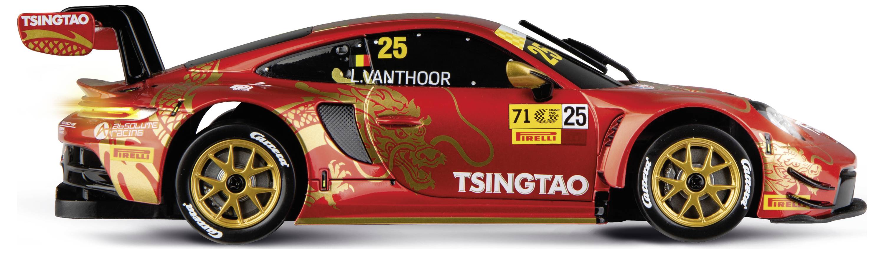 Voiture de course TSINGTAO rouge vue de profil avec des roues dorées, le numéro 25 et le nom du pilote « L. Vanthoor » sur la ligne de toit.