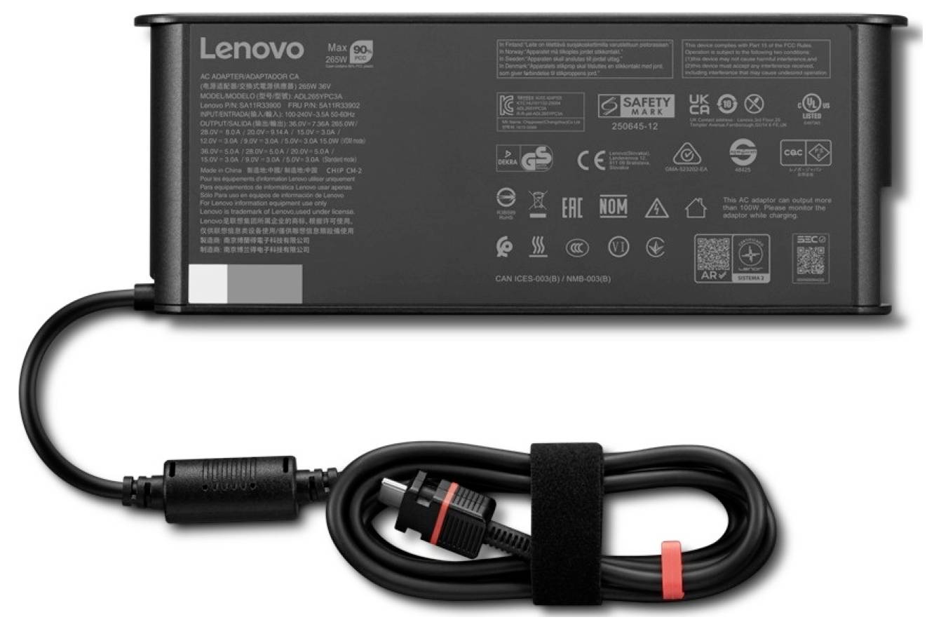 Adaptateur d'alimentation Lenovo pour ordinateur portable et câble de charge attaché, présenté avec le bloc adaptateur rectangulaire et le cordon enroulé sur un fond blanc.