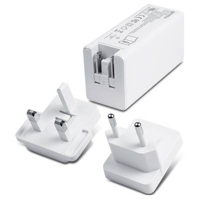 Adaptateur secteur blanc interchangeable avec trois têtes de prise amovibles montré sur un fond uni.