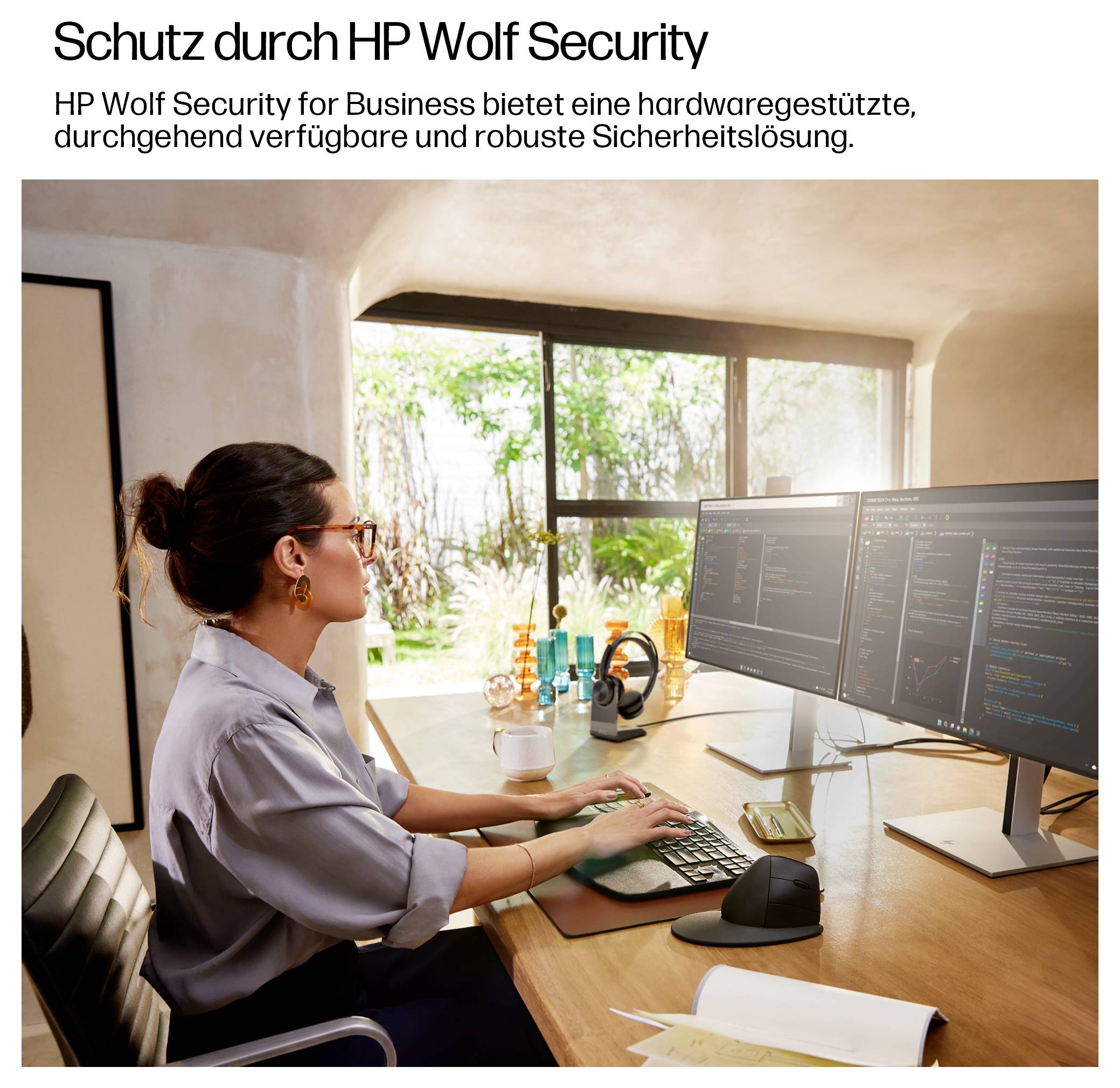 Femme travaillant à un bureau avec deux moniteurs dans un bureau à domicile ; le titre allemand dit « Protection par HP Wolf Security » et décrit la protection de la sécurité des entreprises.