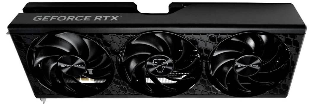 Carte graphique GeForce RTX avec trois grands ventilateurs de refroidissement sur un habillage noir, vue de face.