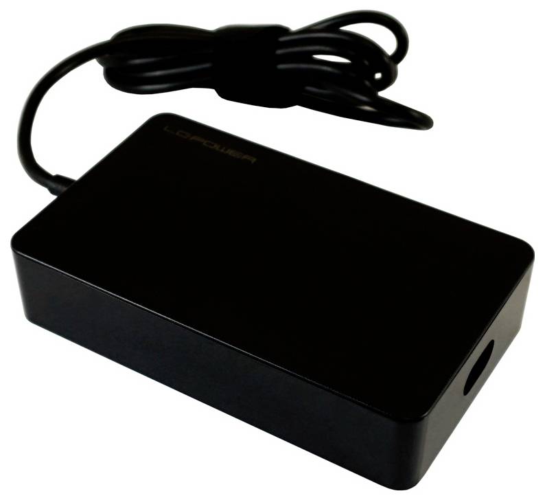 Adaptateur d'alimentation rectangulaire noir avec câble intégré, présenté sur un fond blanc.