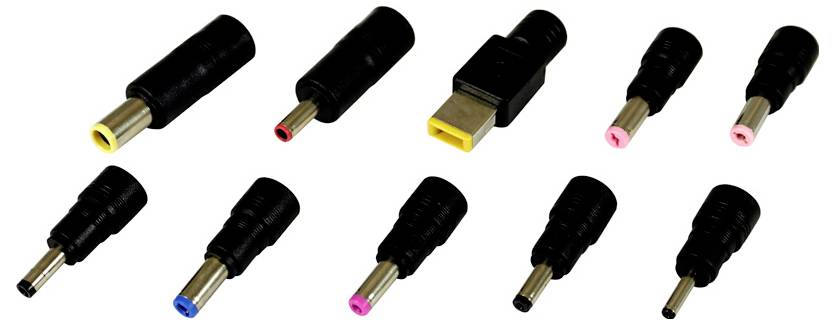 Collection de fiches d'alimentation CC noires avec embouts de différentes couleurs et tailles de connecteurs, présentées sur fond blanc.