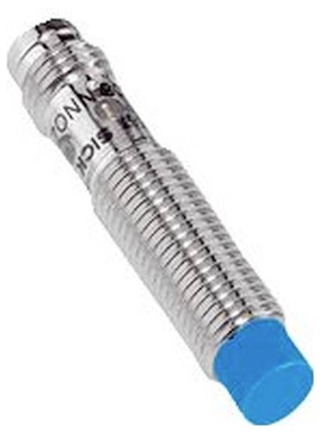 Gros plan d'un capteur ou connecteur métallique cylindrique fileté en argent avec une extrémité à capuchon bleu sur fond blanc.