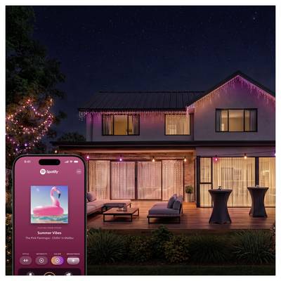Maison nocturne avec des guirlandes lumineuses roses et du mobilier de patio, superposée avec un téléphone affichant Spotify en train de jouer « Summer Vibes » par The Flamingos - « Children in Malibu »