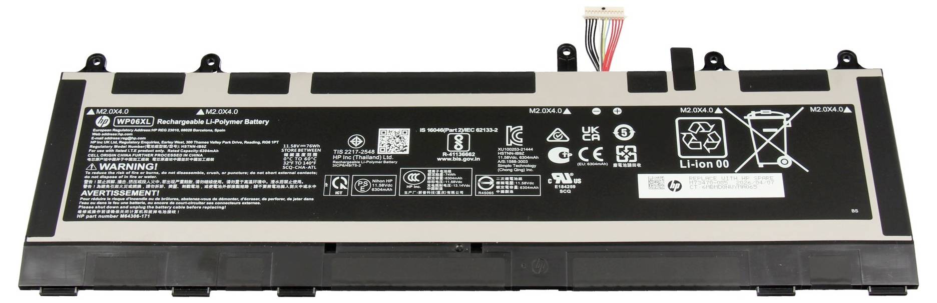 Batterie de laptop rectangulaire noire avec étiquette d'avertissement et câble connecteur, présentée sur un fond blanc.
