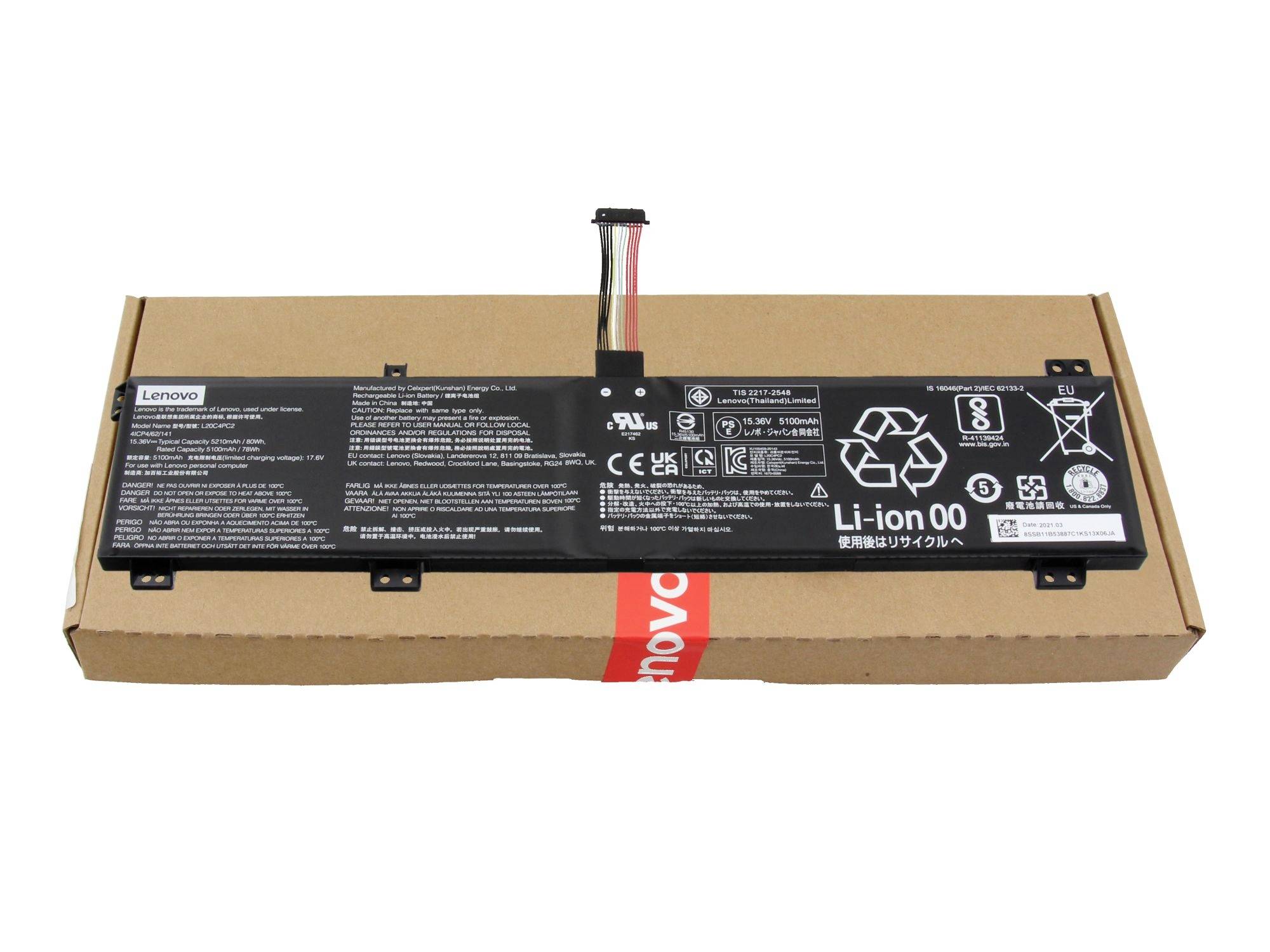 Batterie Lenovo Li-ion pour ordinateur portable sur une boîte en carton, avec câbles de connecteur d'alimentation et étiquettes de sécurité visibles.