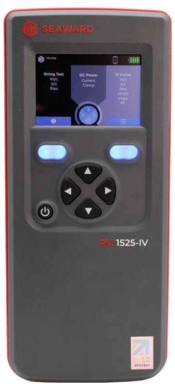 Appareil de test solaire Seaward PV1525-IV avec écran, boutons de navigation et bouton d'alimentation dans un boîtier portatif noir.