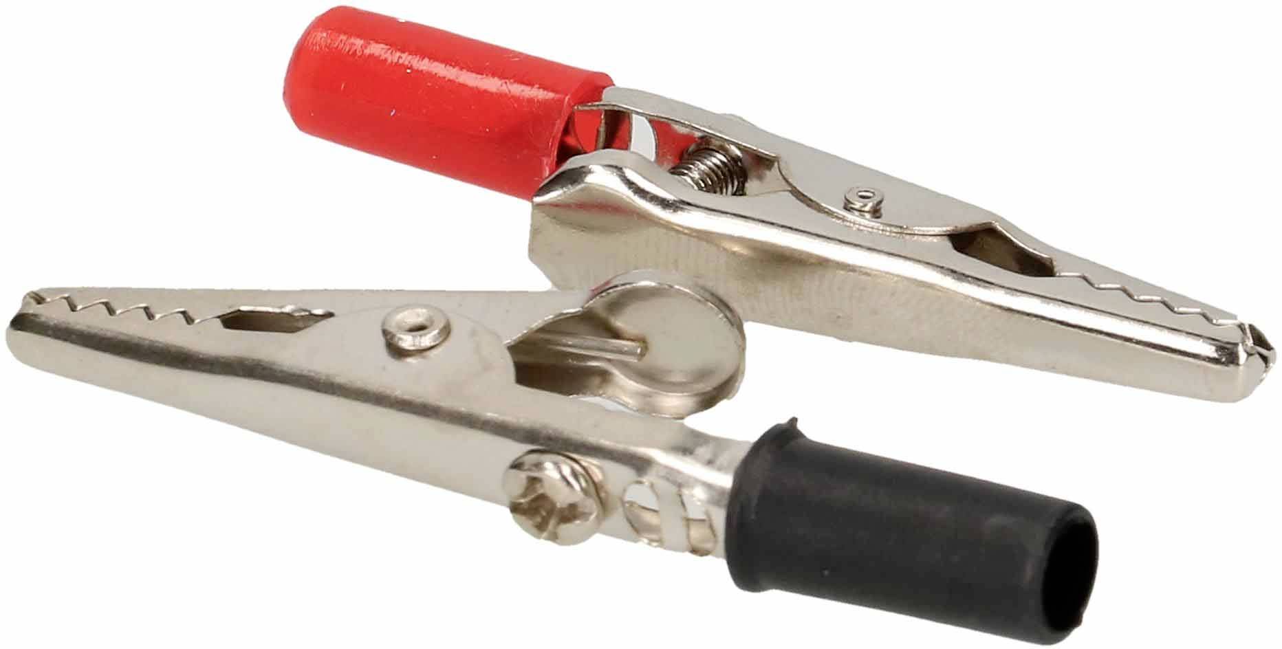 Deux pinces crocodile en métal reliées ensemble, l'une avec un capuchon rouge et l'autre avec un capuchon noir, isolées sur fond blanc.