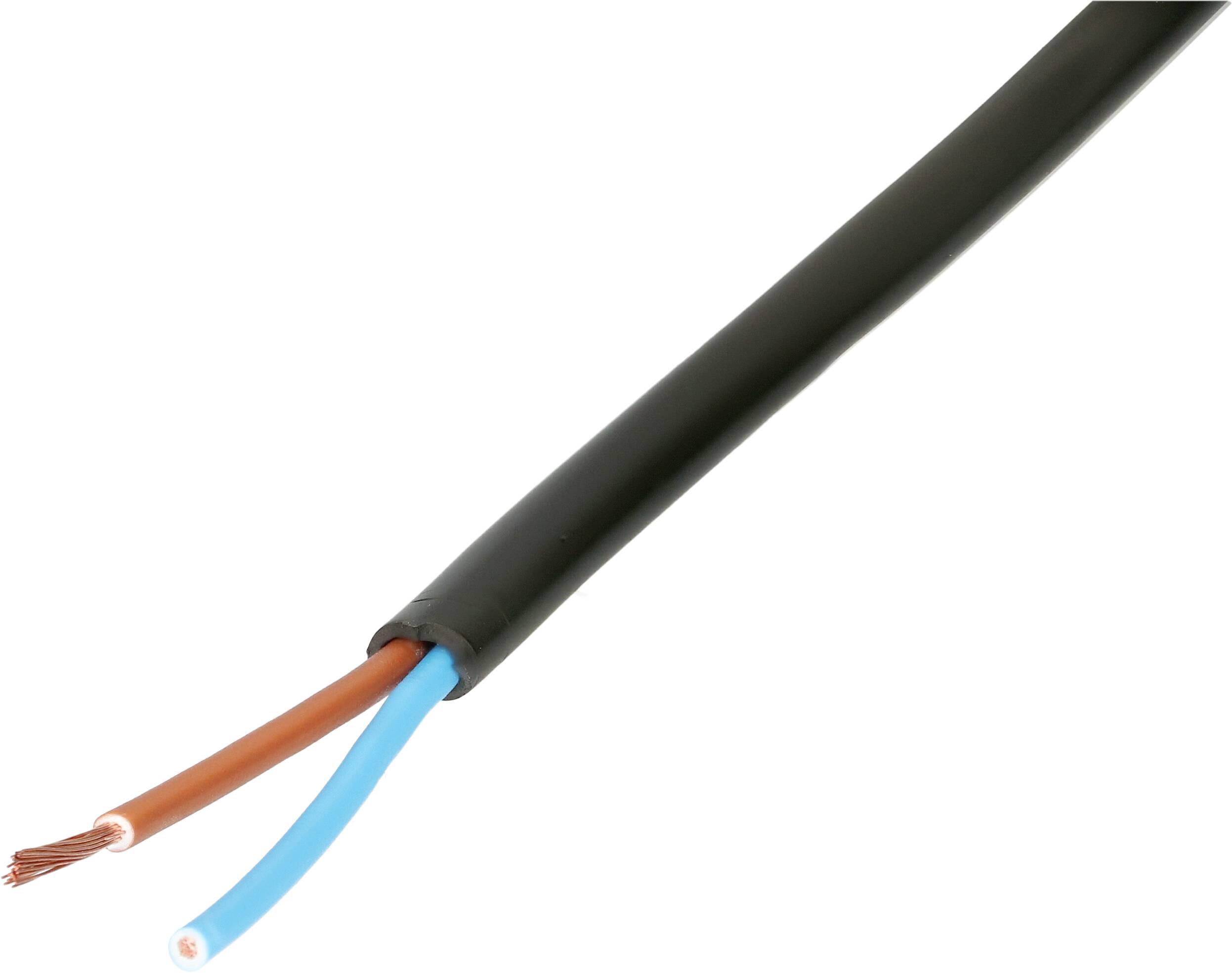 Gros plan d'un câble électrique isolé noir avec deux fils intérieurs exposés, l'un orange et l'un bleu, sur un fond blanc.