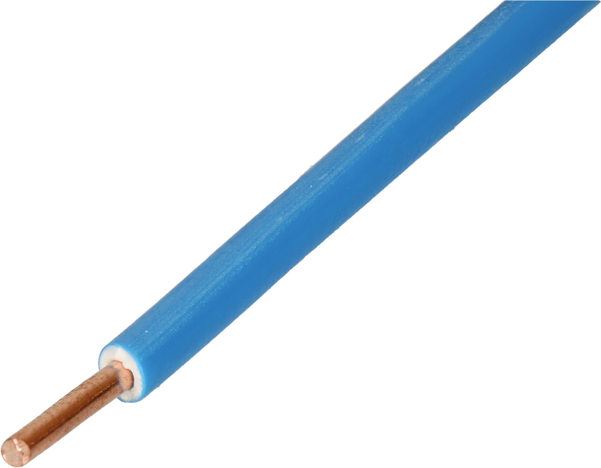 Câble électrique bleu isolé avec extrémité du conducteur en cuivre exposée sur fond blanc.