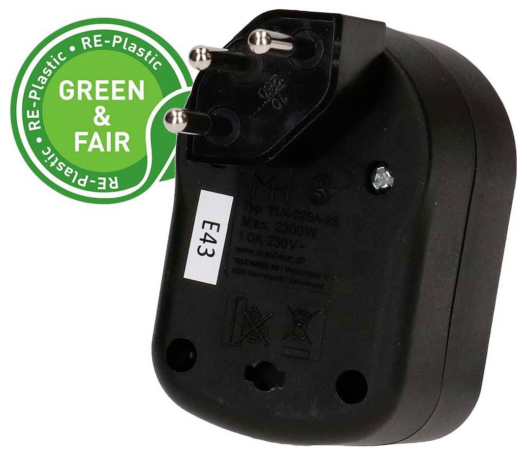 Adaptateur d'alimentation noir à brancher avec trois broches rondes et étiquette « E43 », montré à côté d'un badge en RE-Plastique vert « GREEN & FAIR ».
