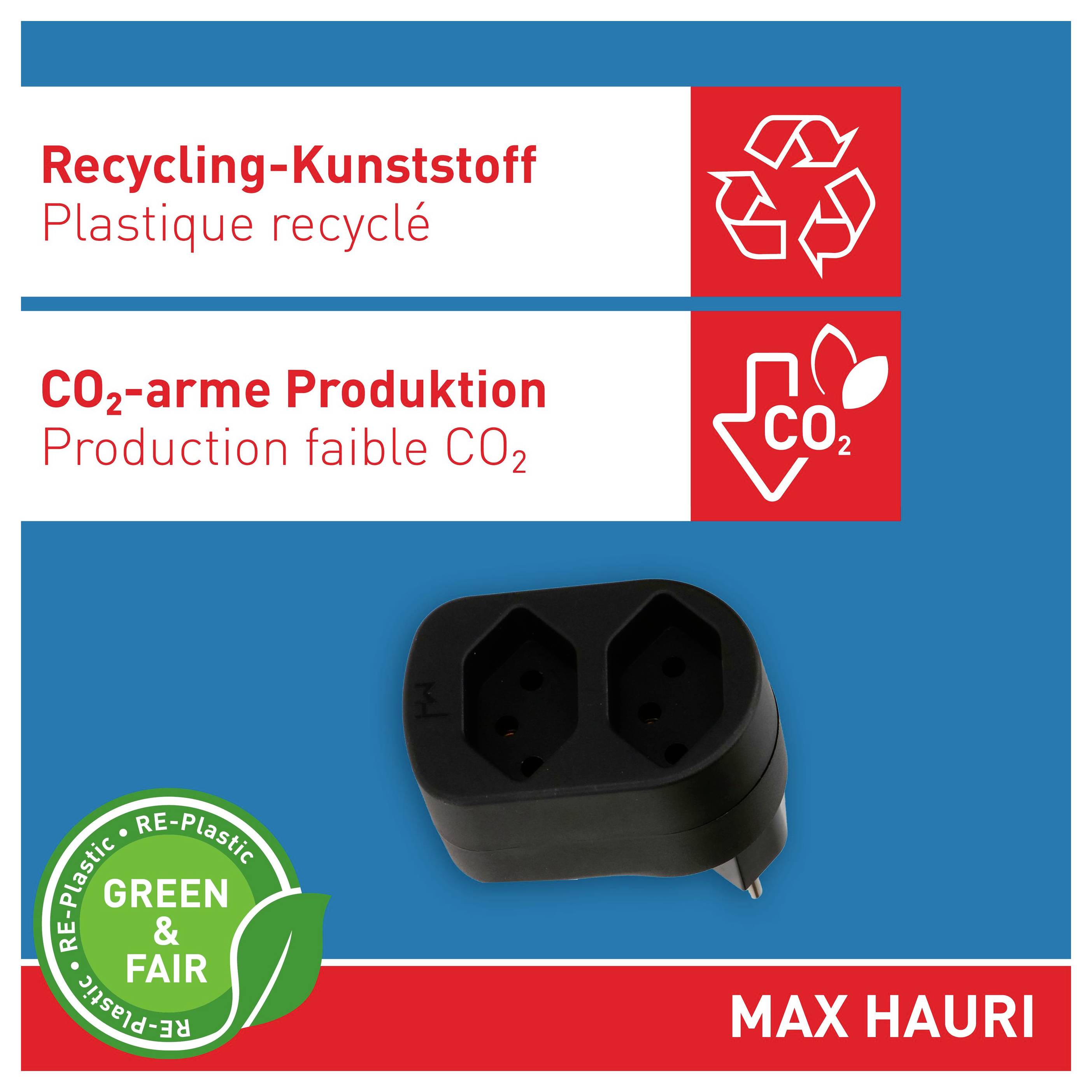 Étiquette d'emballage pour MAX HAURI montrant un adaptateur double prise noir fabriqué à partir de plastique recyclé, avec les icônes de durabilité « Production économe en CO2 » et « Green & Fair ».