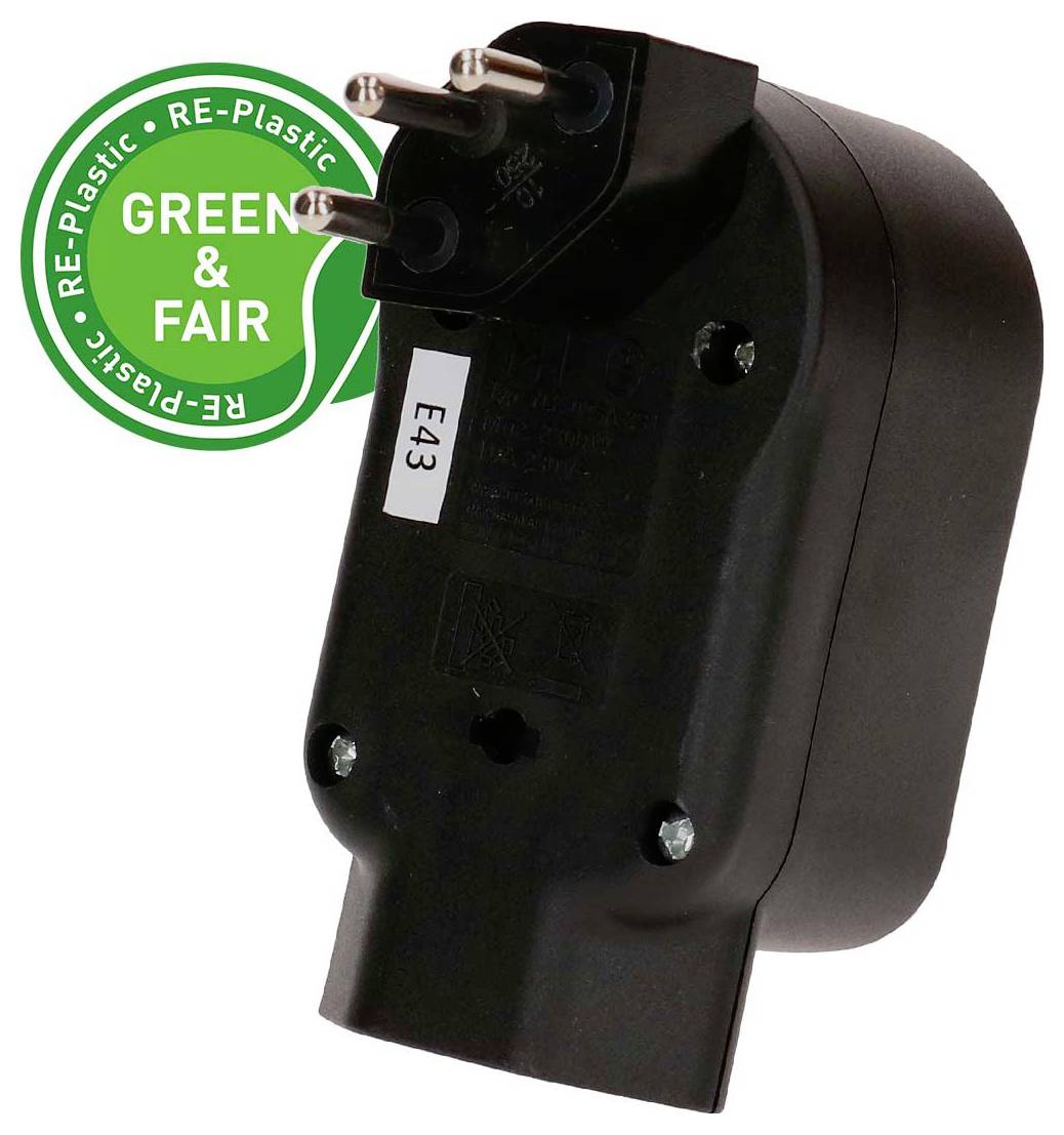 Adaptateur de prise de courant de style européen noir étiqueté E43 avec un badge vert « GREEN & FAIR » en plastique recyclé.