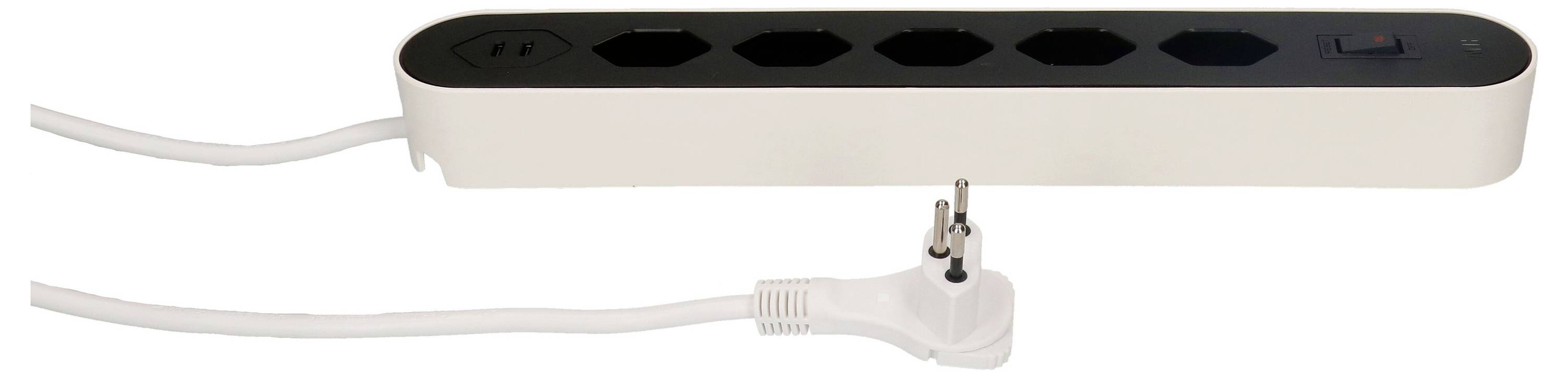 Multiprise blanche avec cinq prises et un interrupteur marche/arrêt rouge, présentée avec une fiche blanche et un cordon connectés.
