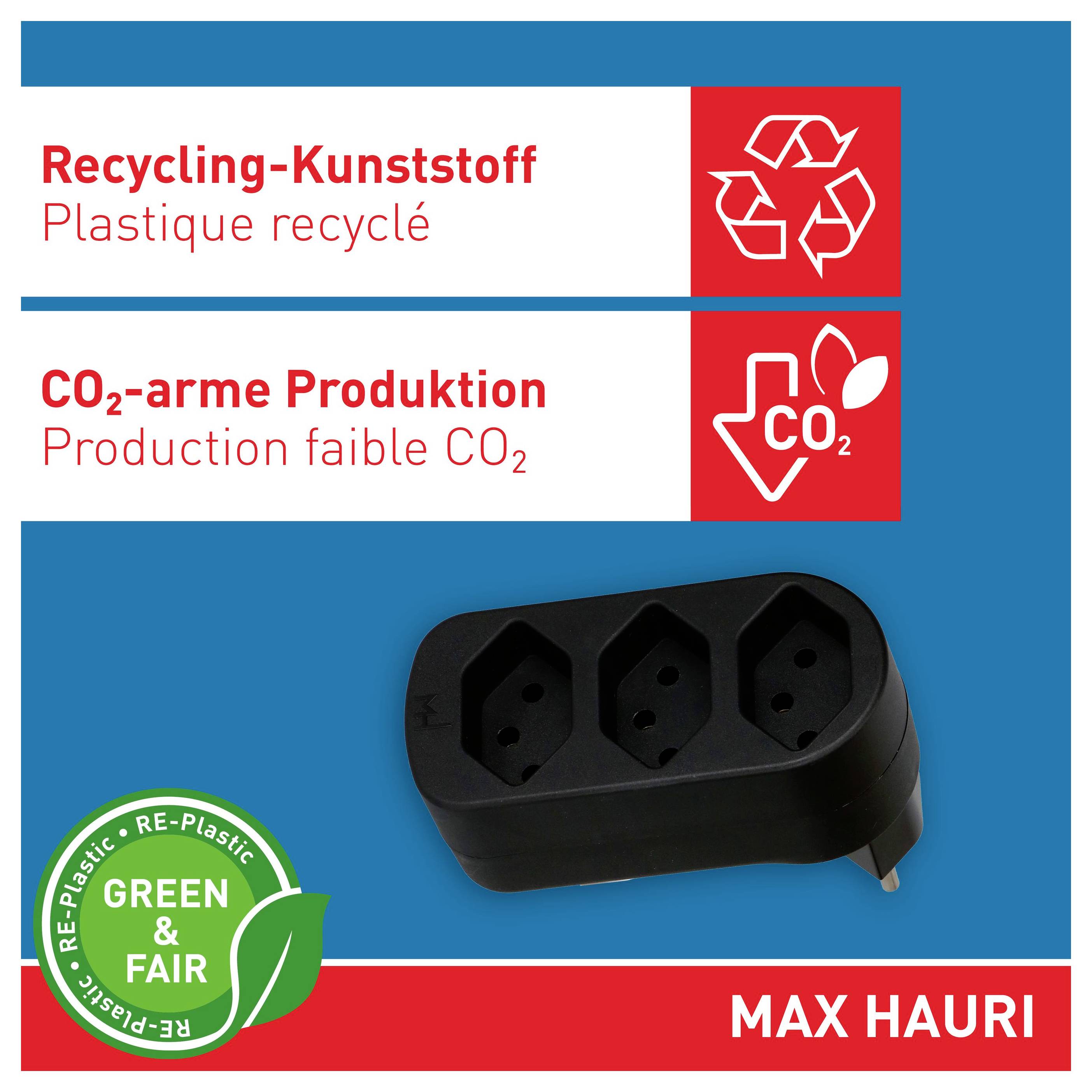 Image produit MAX HAURI montrant un adaptateur à trois prises de couleur noire fabriqué à partir de plastique recyclé avec des icônes de production à faible émission de CO2 et un badge « Green & Fair ».