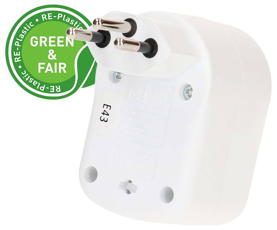 Adaptateur de prise électrique blanc avec deux broches rondes et étiquette en plastique recyclé vert « GREEN & FAIR ».