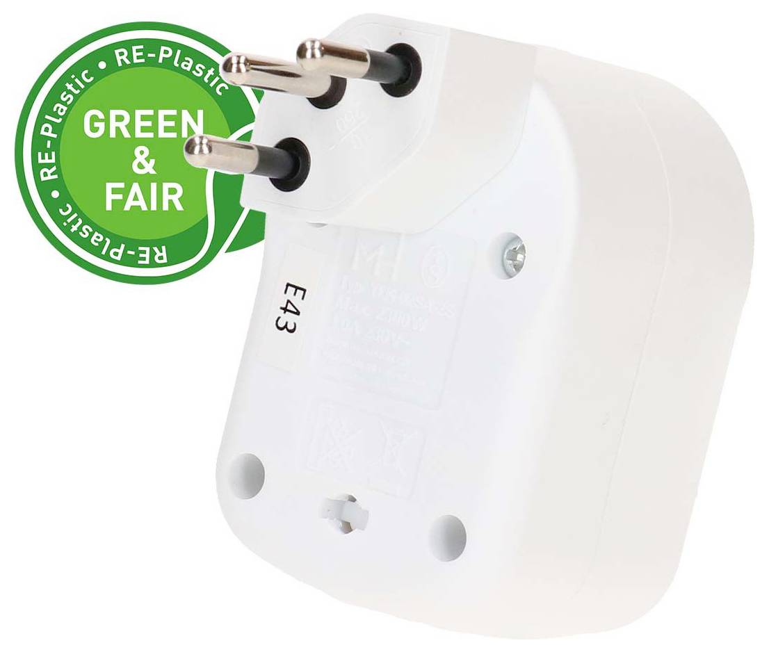 Adaptateur électrique enfichable blanc avec deux broches rondes et étiquette verte « GREEN & FAIR » en RE-Plastic.