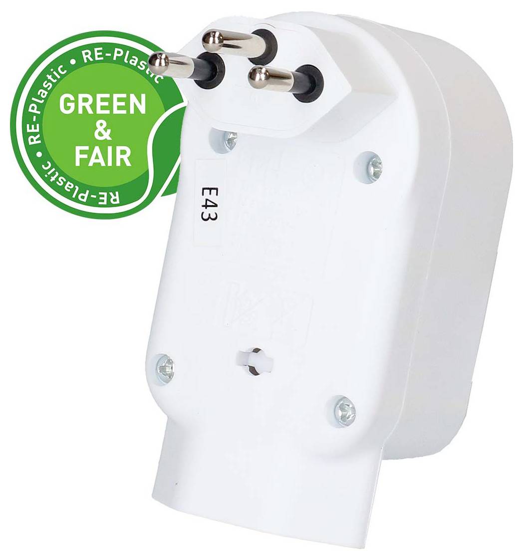 Adaptateur de prise électrique européenne blanche modèle E43 avec un logo vert « GREEN & FAIR » en plastique recyclé.