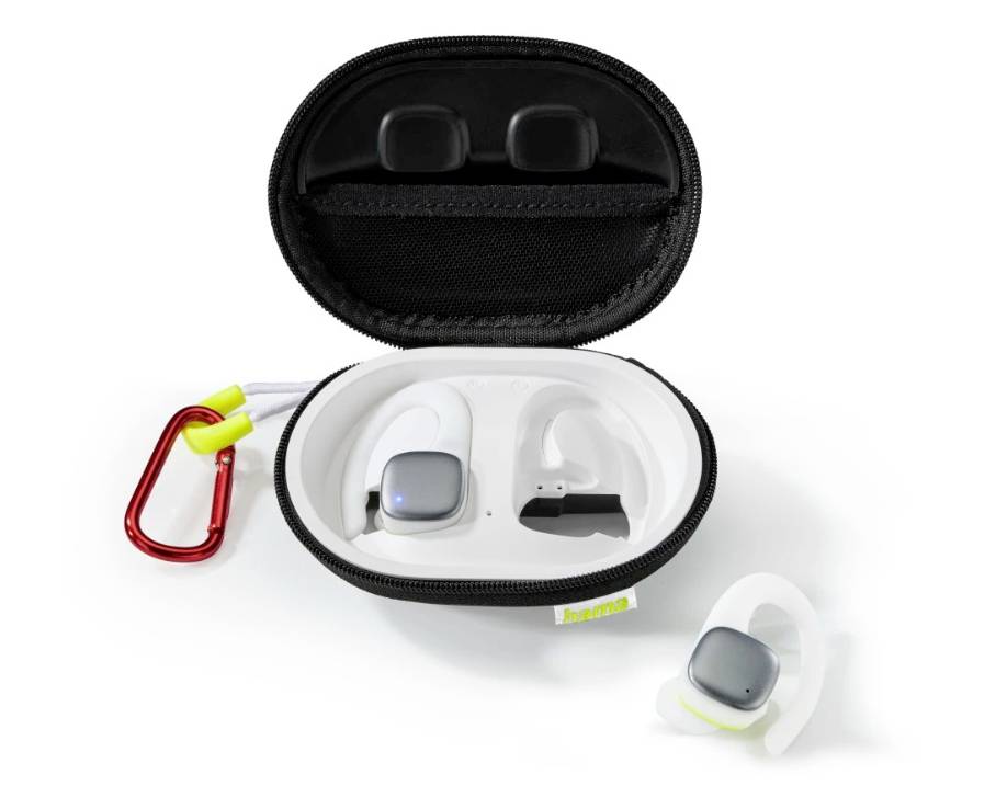 Étui ouvert contenant des écouteurs sans fil blancs et un étui de recharge, plus un mousqueton de clip rouge et un accessoire crochet auriculaire unique sur un fond blanc.