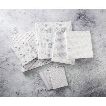Échantillons de tissu blanc à motifs assortis disposés sur un fond gris texturé.