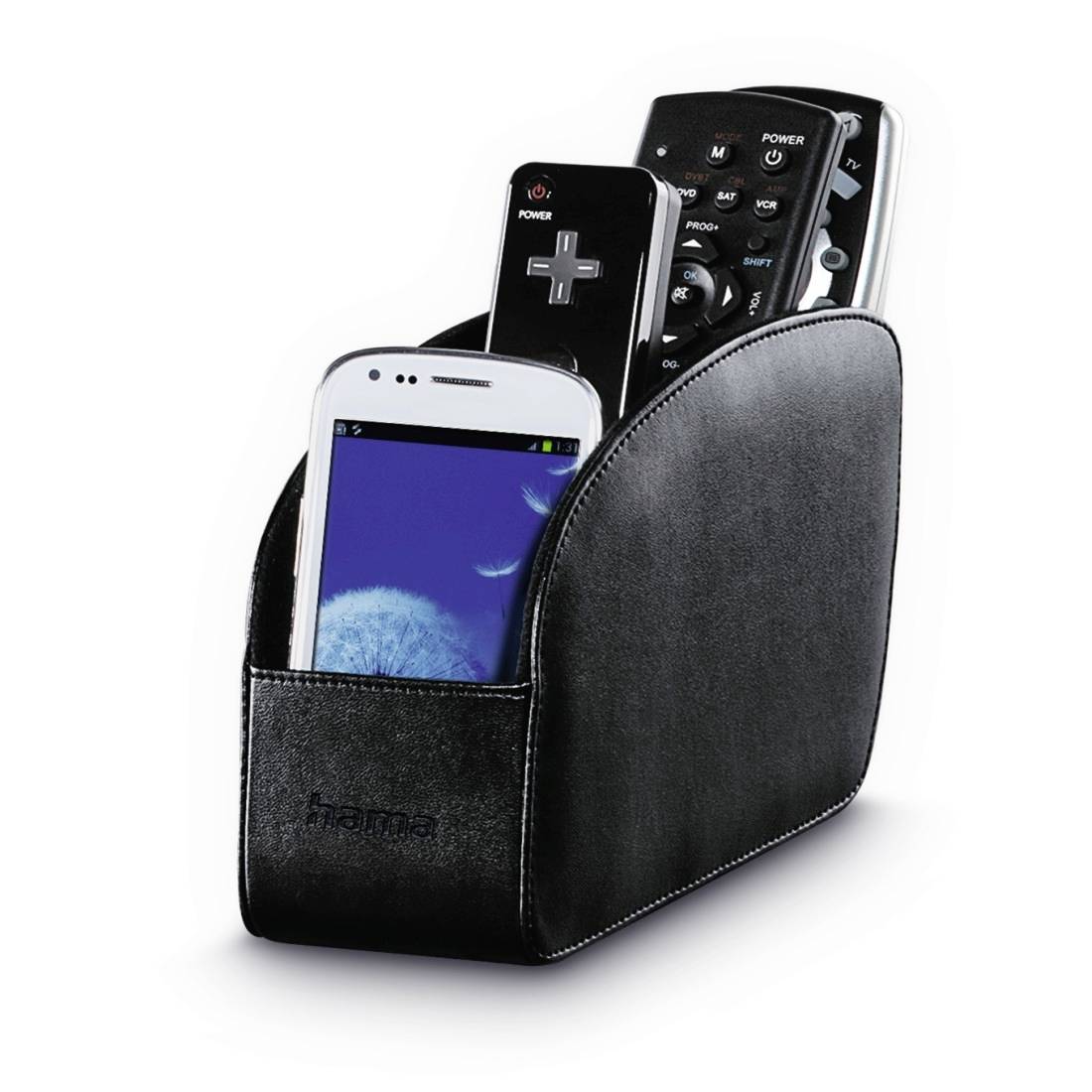 Pochette organisatrice en cuir noir contenant un smartphone et deux télécommandes de télévision, avec une poche avant et ouverture supérieure sur fond blanc.