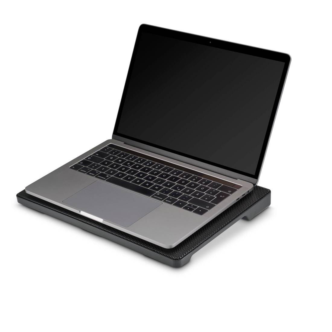 Ordinateur portable reposant sur un support de refroidissement noir, ouvert avec un écran vierge sur un fond blanc.