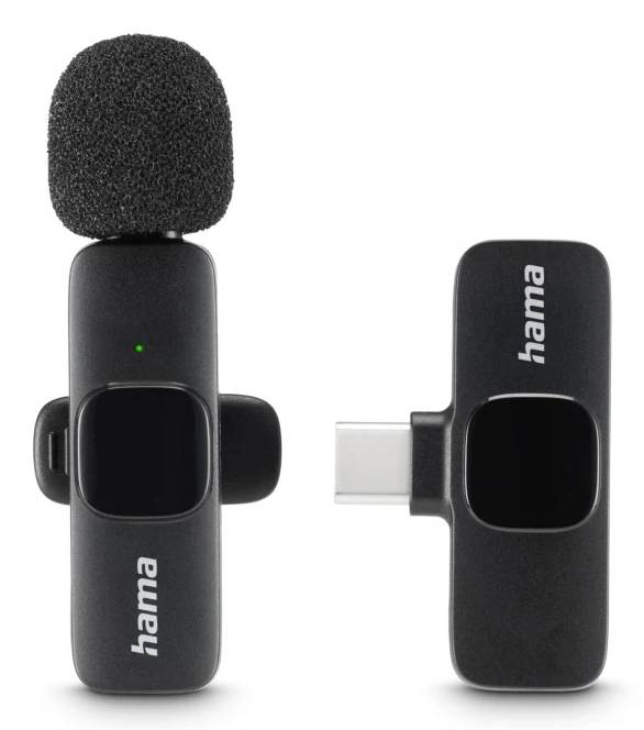 Deux transmetteurs de microphone sans fil Hama : l'un avec pare-brise en mousse présenté en vue de face et l'autre avec prise USB-C présenté en vue latérale.
