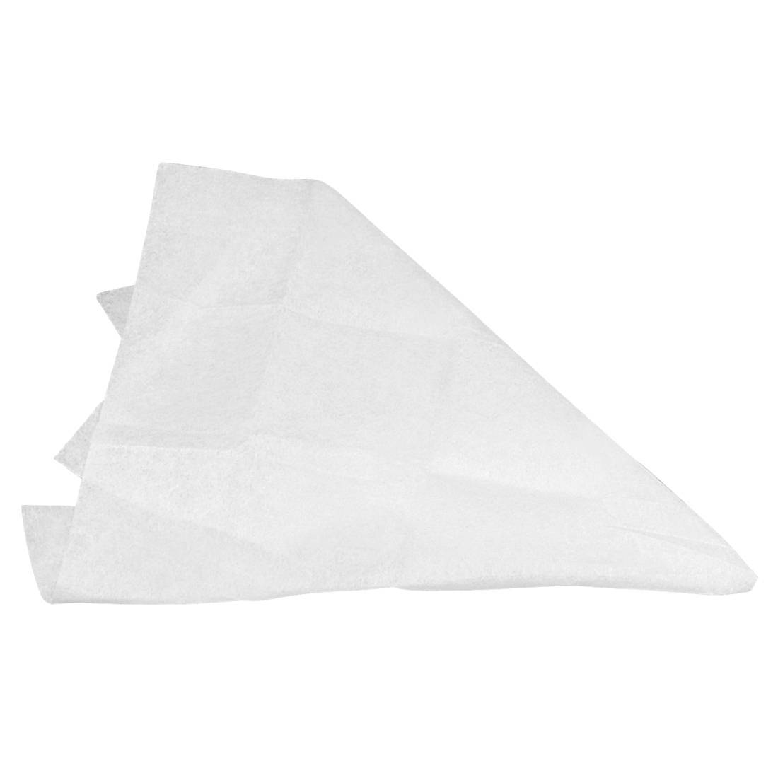Tampon de tissu blanc plié ou matériau de filtration sur un fond neutre.