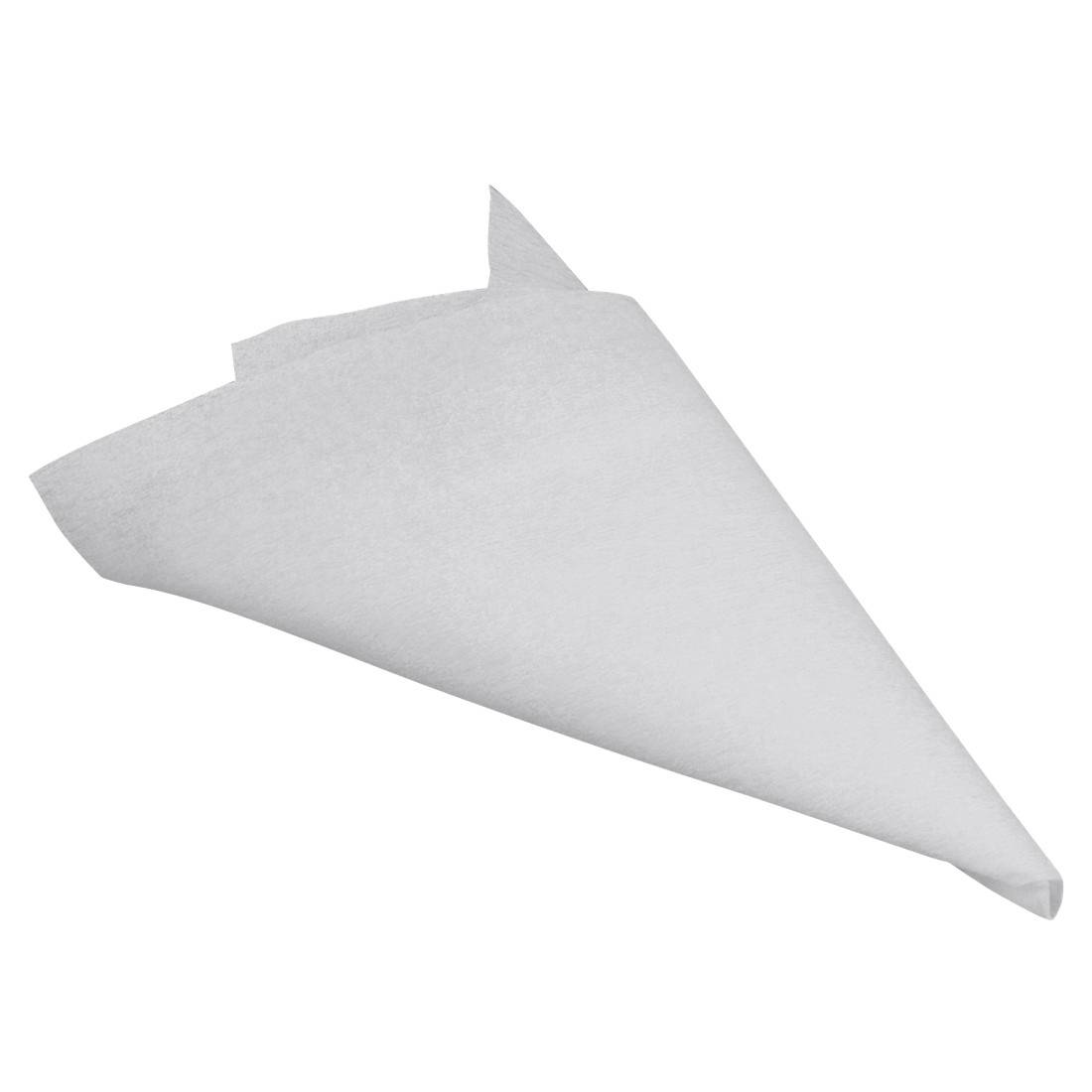 Un cornet en papier blanc plié ou une poche à douille sur un fond blanc uni.
