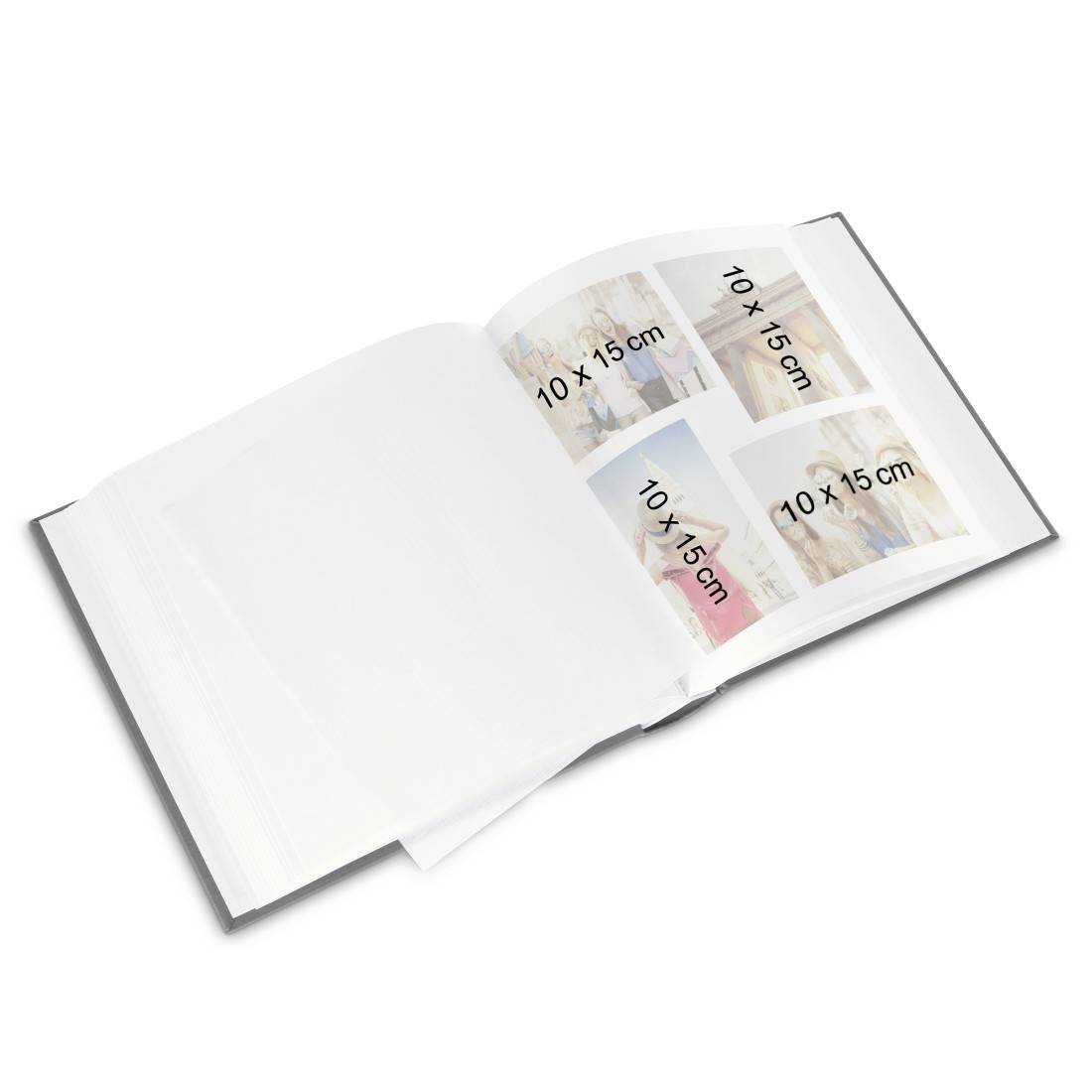 Ouvrir l'album photo avec la page de gauche vierge et quatre emplacements pour photos de 10 x 15 cm sur la page de droite.