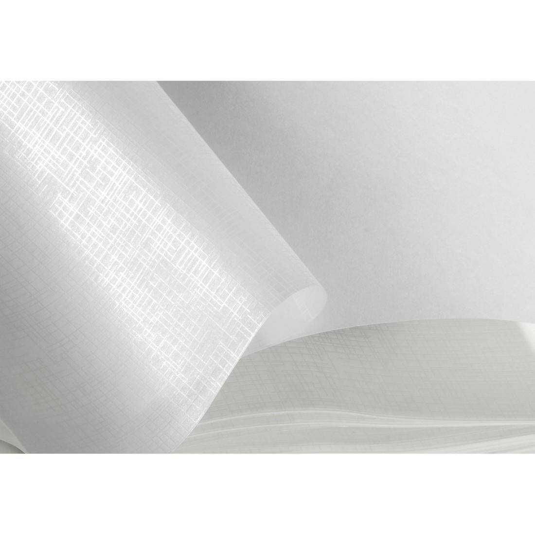 Gros plan abstrait d'un tissu blanc translucide ou d'un papier ondulant sur une surface grise douce, créant un fond texturé minimaliste.