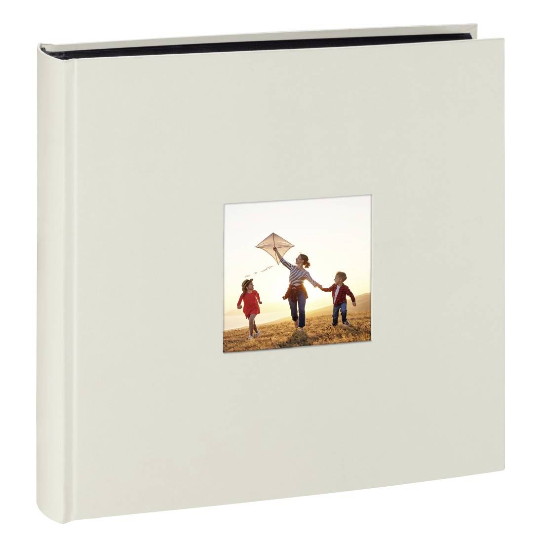 Album photo blanc avec une petite image de couverture montrant un parent et deux enfants courant dans un champ avec un cerf-volant au coucher du soleil.