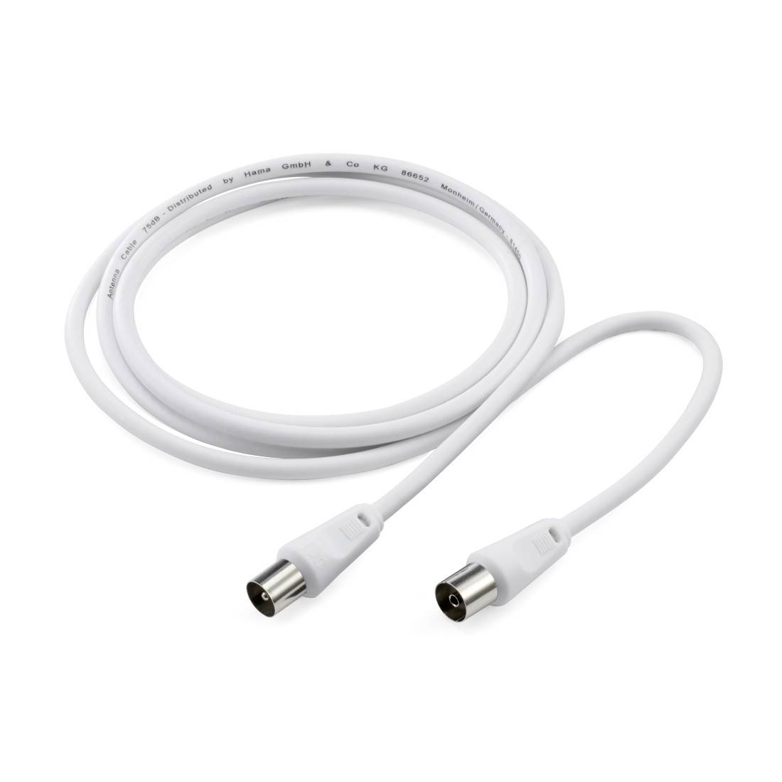 Câble coaxial blanc avec deux connecteurs coaxiaux métalliques, enroulé sur un fond blanc uni.