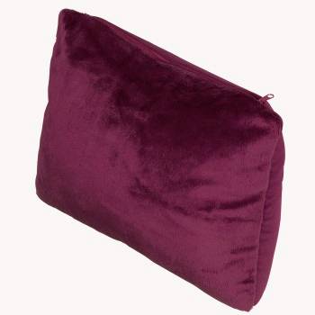 Coussin rectangulaire en velours magenta doux présenté sous un angle sur un fond neutre.