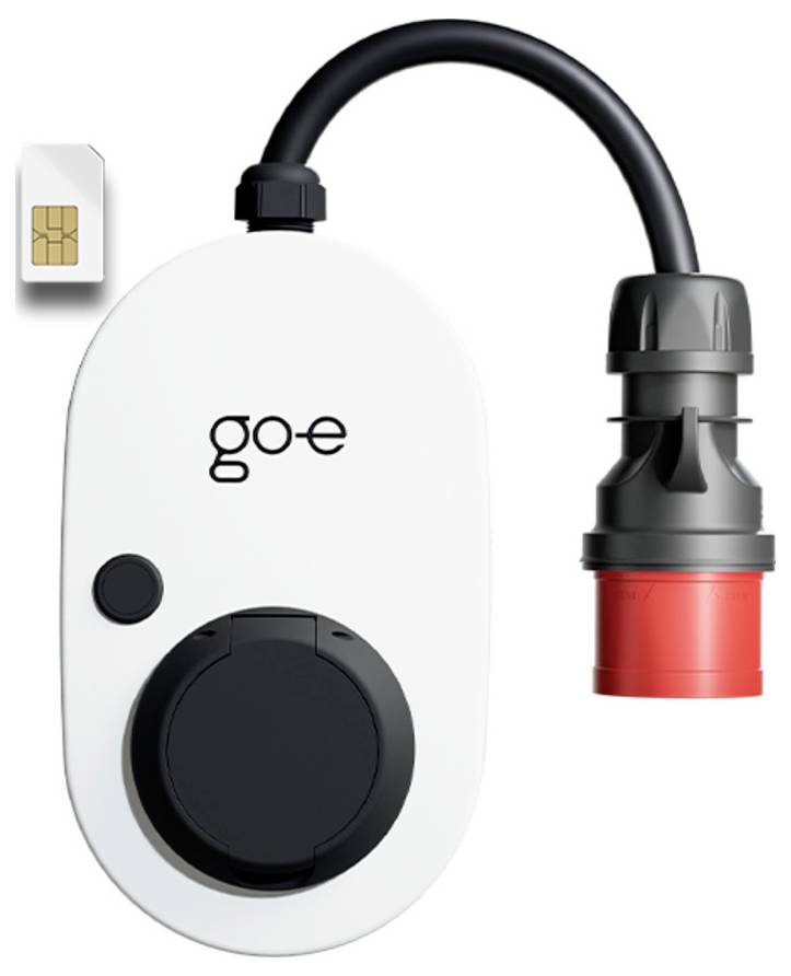 Unité de recharge EV portable go-e avec prise industrielle rouge attachée et carte SIM incluse montrée à côté.