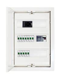 Panneau disjoncteur électrique ouvert avec plusieurs disjoncteurs de circuit et un module de commande numérique à l'intérieur d'une armoire blanche.