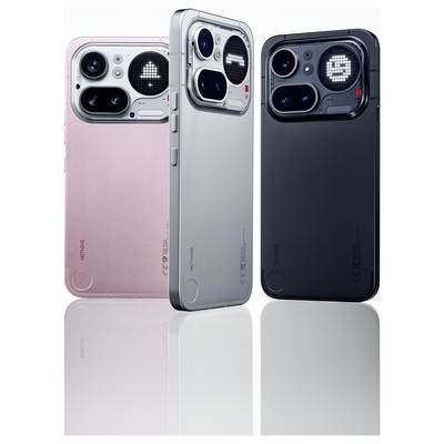 Trois smartphones présentés de l'arrière en rose, argent et noir, mettant en évidence de grands modules de caméra et des finitions réfléchissantes sur un fond blanc.