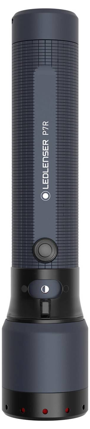 Lampe de poche Ledlenser P7R cylindrique noire posée verticalement, avec bouton d'alimentation latéral et port de charge USB près de la base.