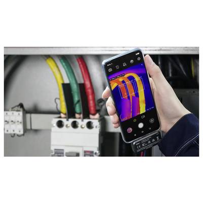 Un smartphone portatif affichant une image thermique de câbles électriques et d'un panneau, avec des zones orange-rouge chauds indiquant la chaleur sur le câblage.