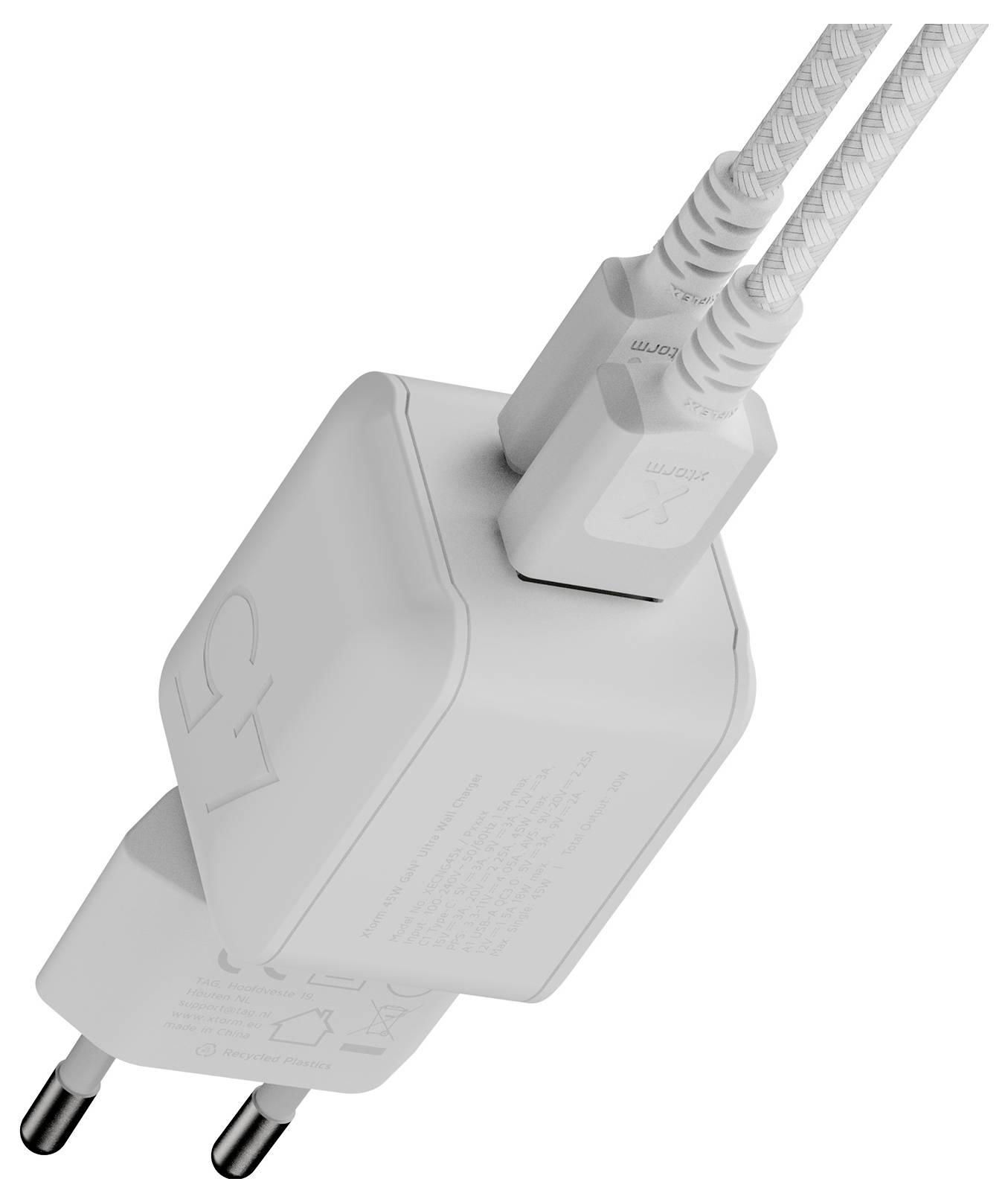 Chargeur mural USB blanc avec deux câbles branchés sur le dessus et adaptateur de prise européenne à deux broches en bas.