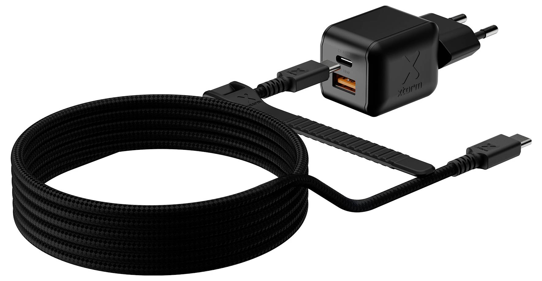 Câble de recharge USB-C noir avec enroulement en spirale et adaptateur secteur mural affichant un port USB-A orange.