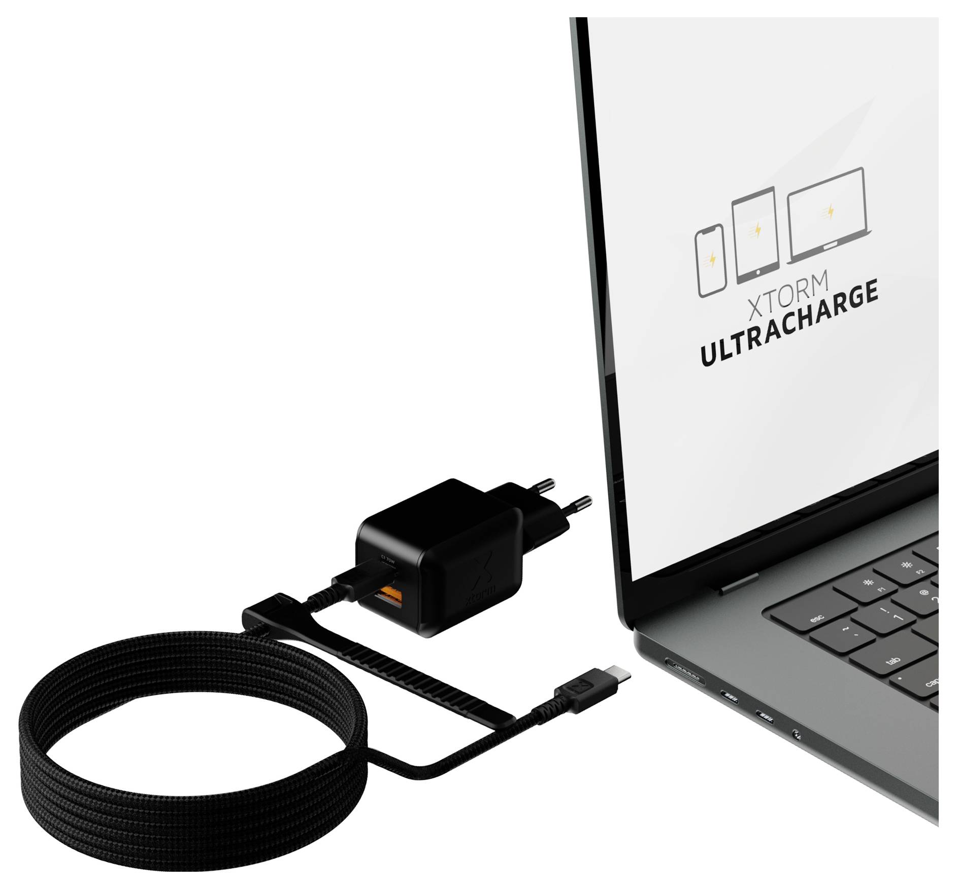 Câble de charge USB-C et adaptateur mural connectés à un ordinateur portable, avec « XTORM ULTRACHARGE » affiché à l'écran.