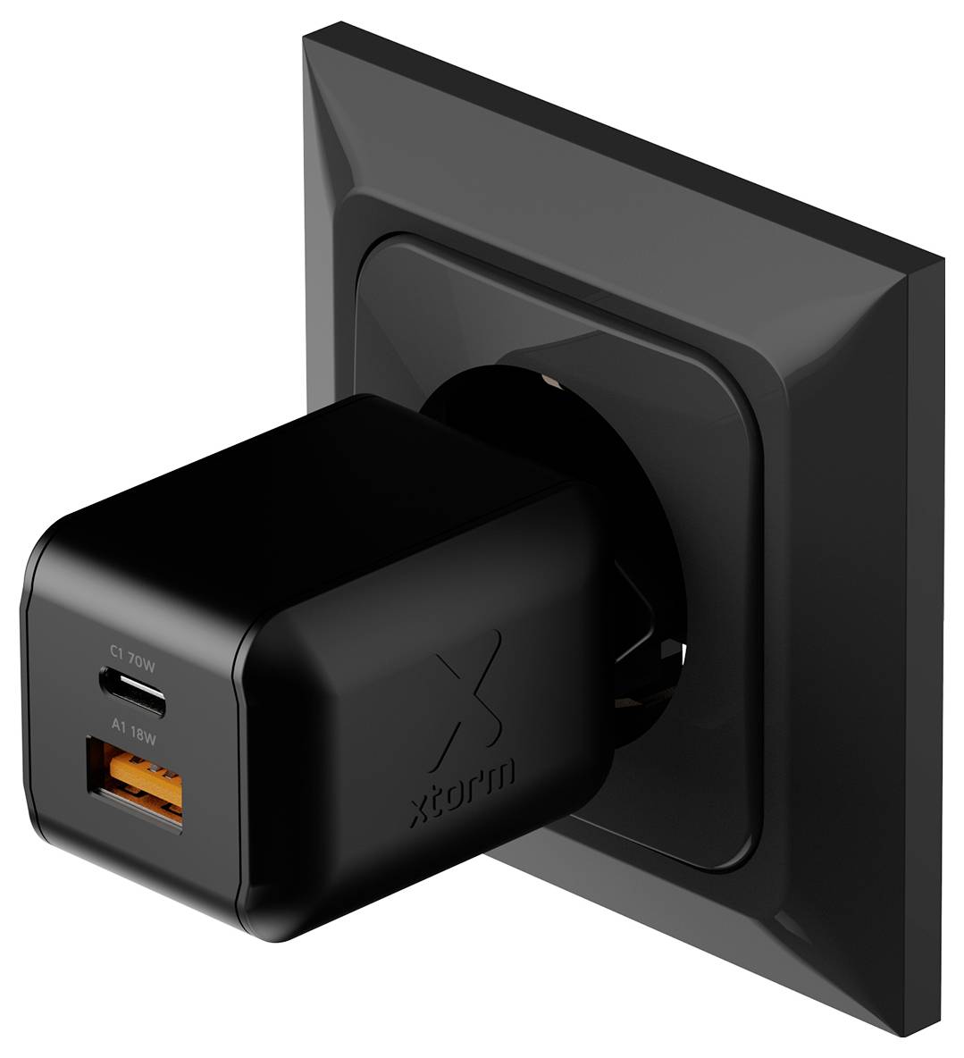 Chargeur mural Black Xtreme branché à une prise murale, avec les ports USB-C et USB-A visibles à l'avant.