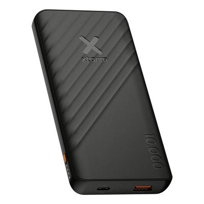 Batterie externe Black Xtorm présentée en vue de produit en angle, avec poignée diagonale texturée, logo Xtorm et ports USB/de charge visibles sur le bord inférieur.