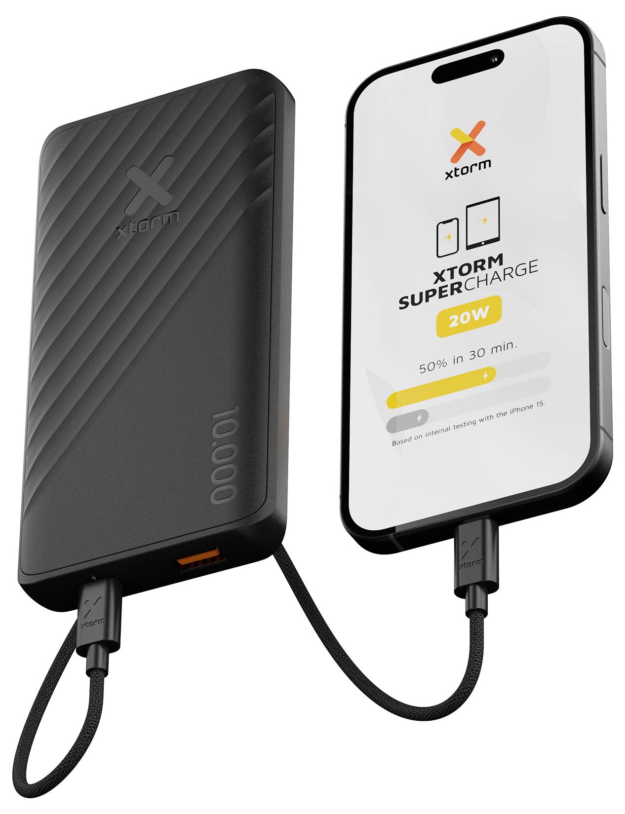 Banque d'alimentation XTORM noire 10000 en train de charger un smartphone via câble ; l'écran du téléphone affiche « XTORM SUPERCHARGE 20W » et « 50% en 30 min ».