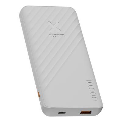 Batterie externe portable blanche avec des rainures diagonales, port de charge USB-C et port de sortie USB-A, présentée sur un fond uni.